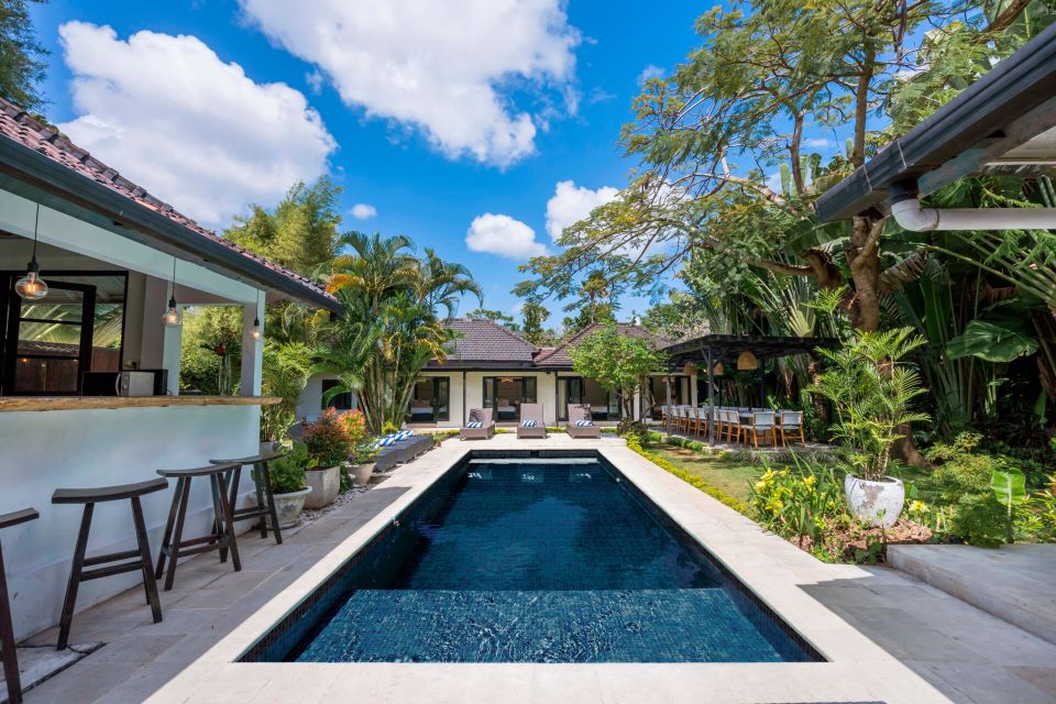 Piscina con gresite Marmore Negro de Hisbalit.