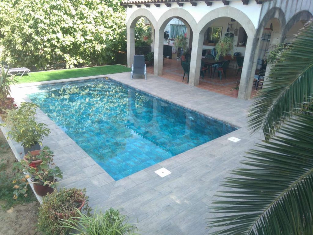 Piscina balinesa con cerámica de la colección Ocean.