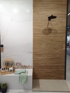 Ambiente de Prissmacer con palillería de madera colocada en horizontal.