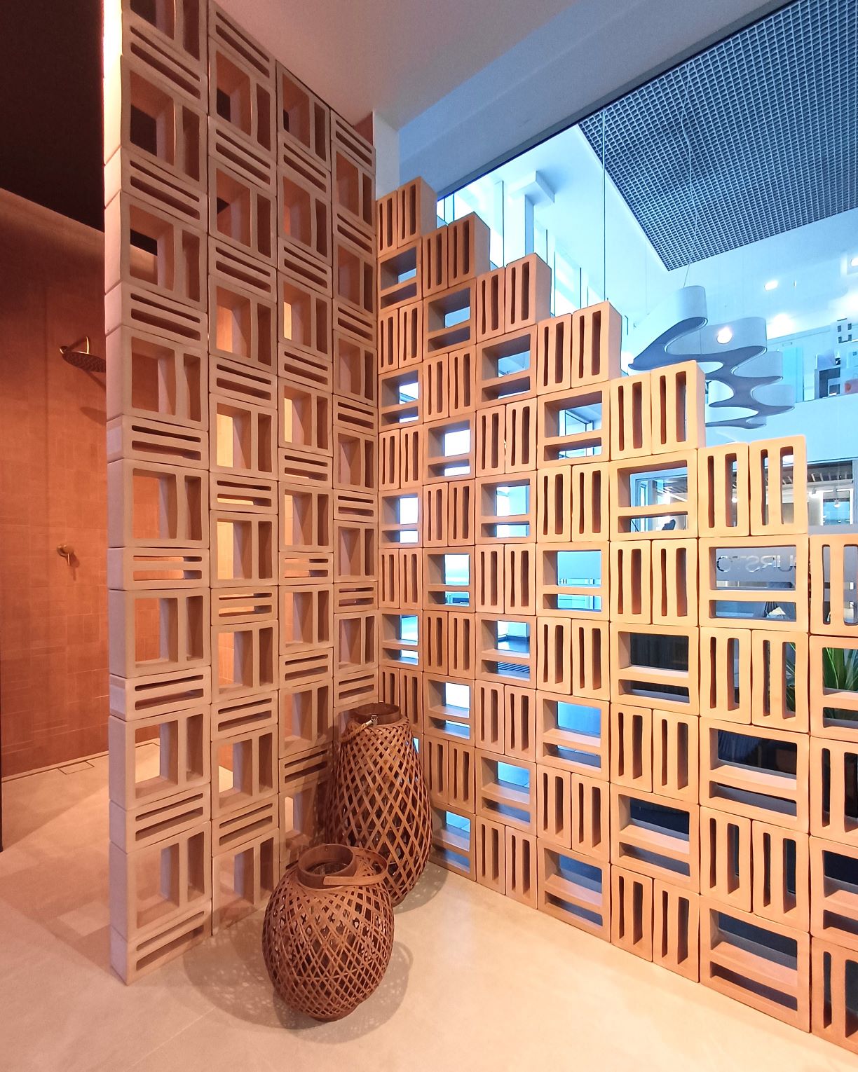 Ambiente con celosía porcelánica en Durstone.