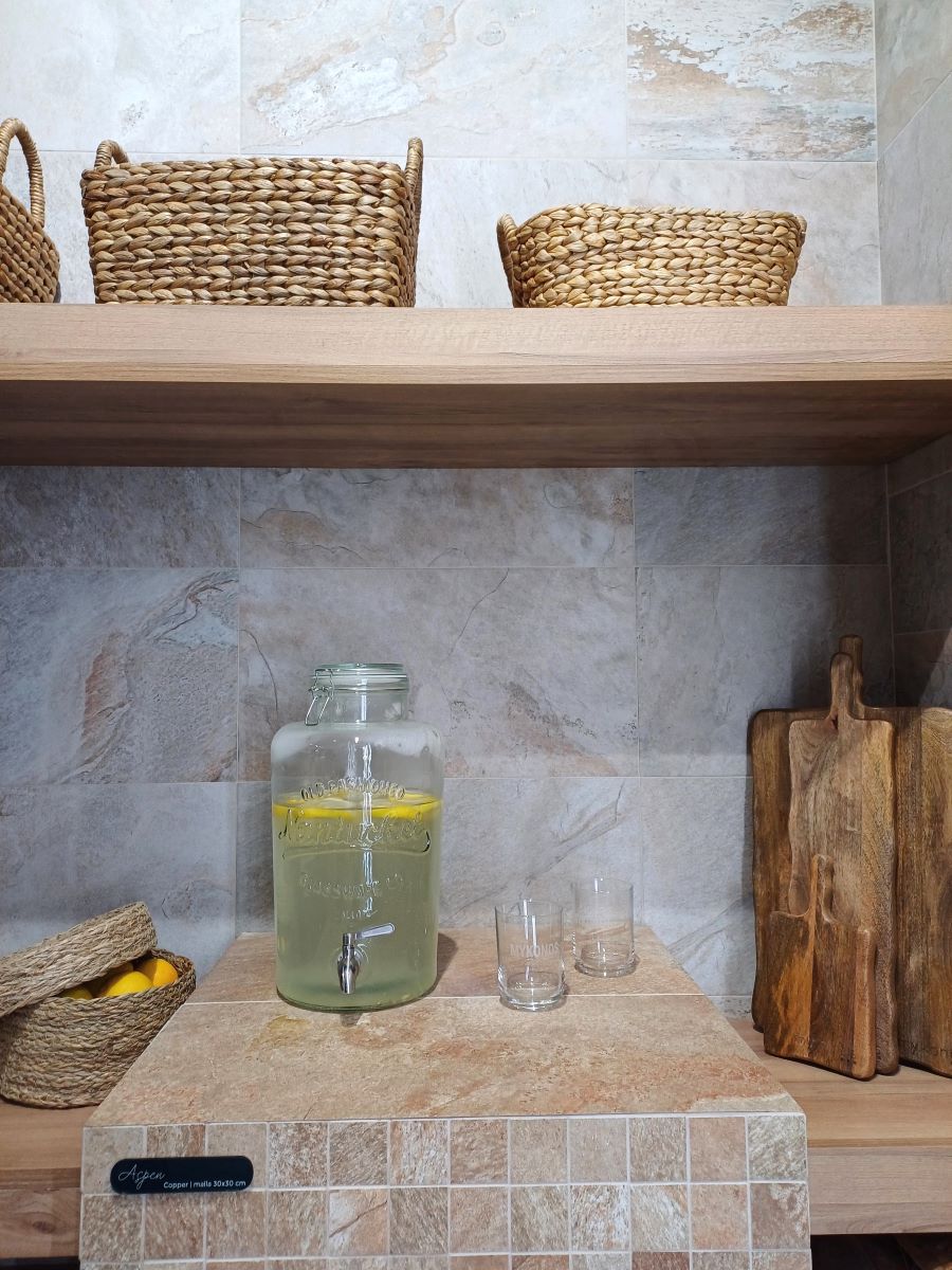 En este ambiente de Mykonos Cerámica conviven a la perfecciones distintos tipos de maderas y piedras porcelánicas.