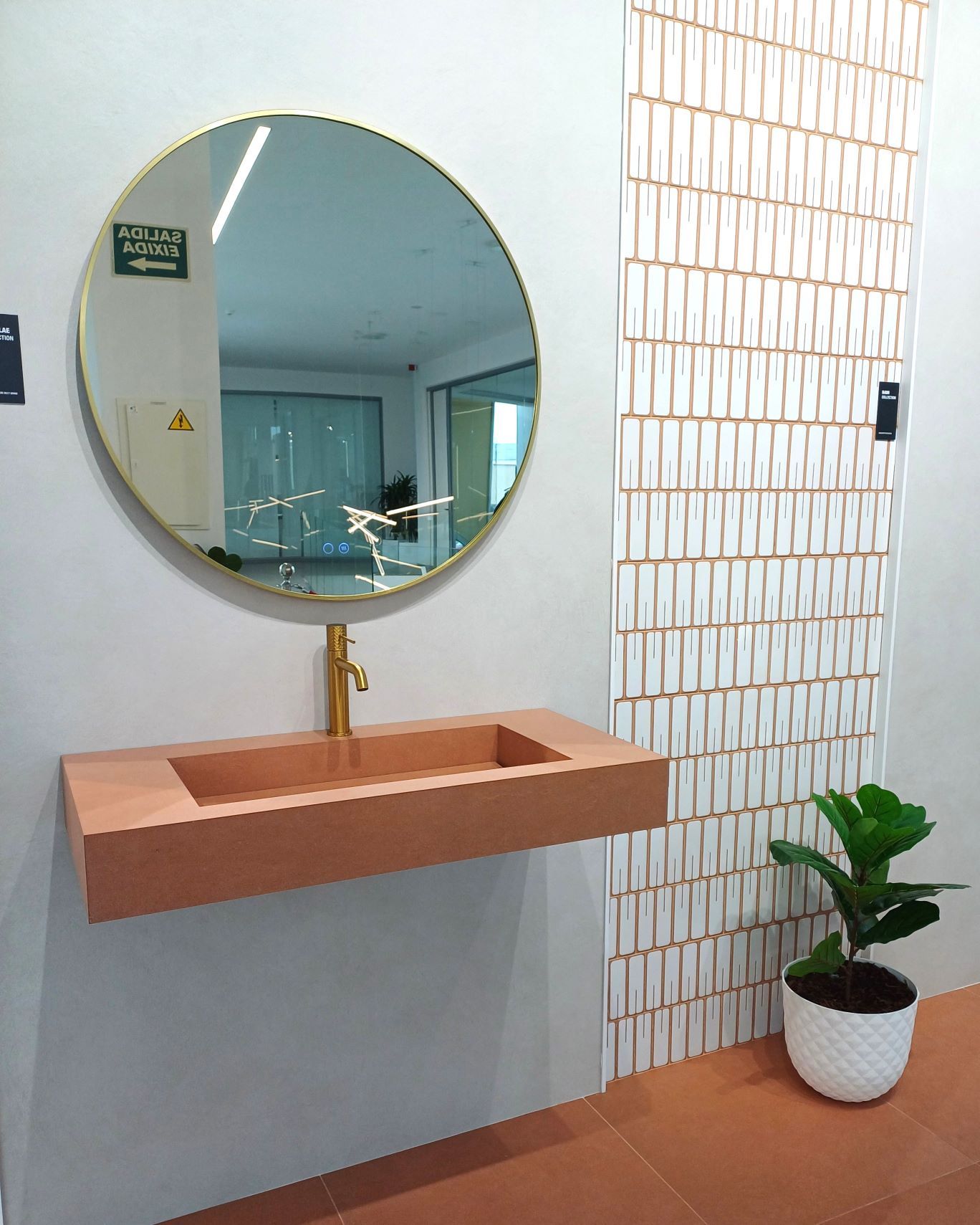 Ambiente con lavabo porcelánico en color terracota, plena tendencia. De APE Grupo.