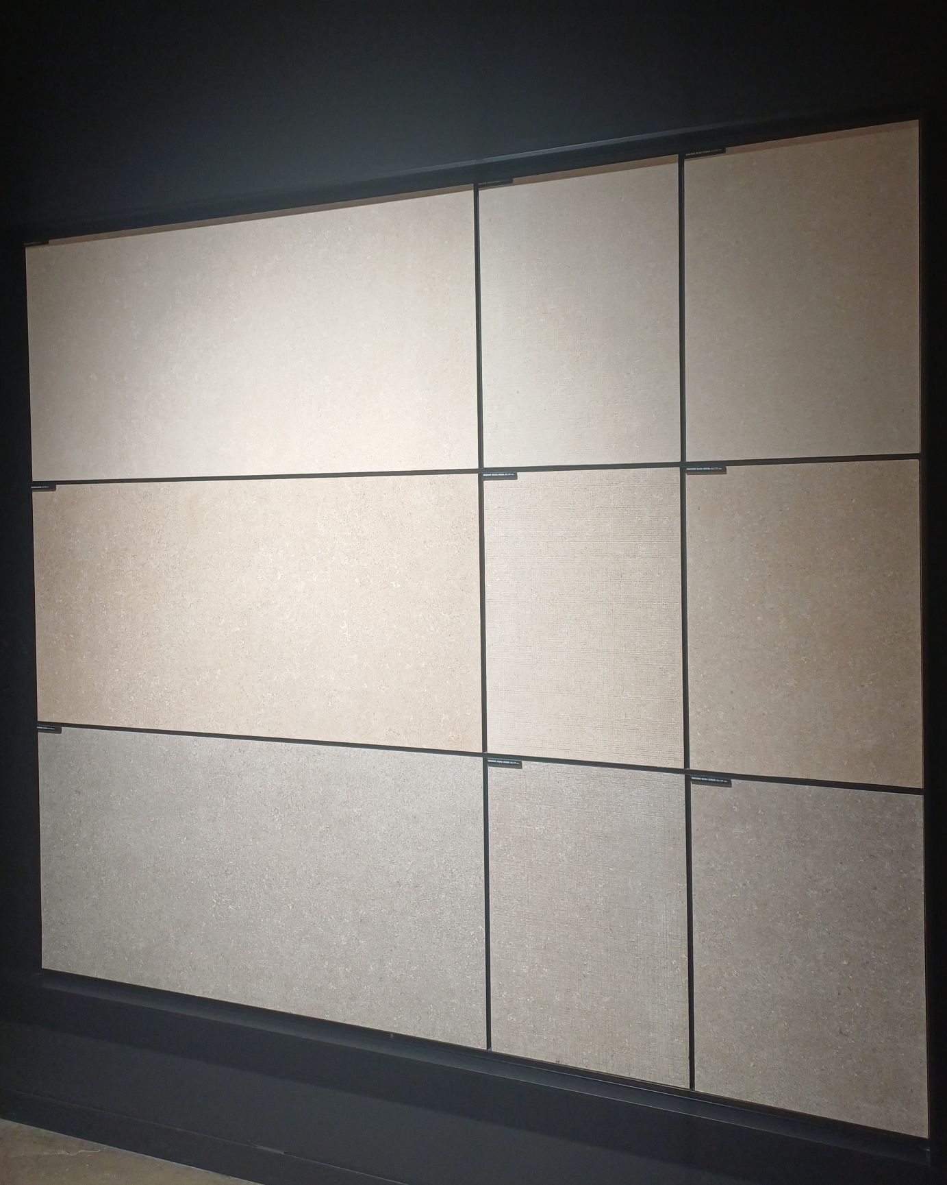 Detalle de un panel de exposición de Argenta Cerámica con piezas en distintos formatos.