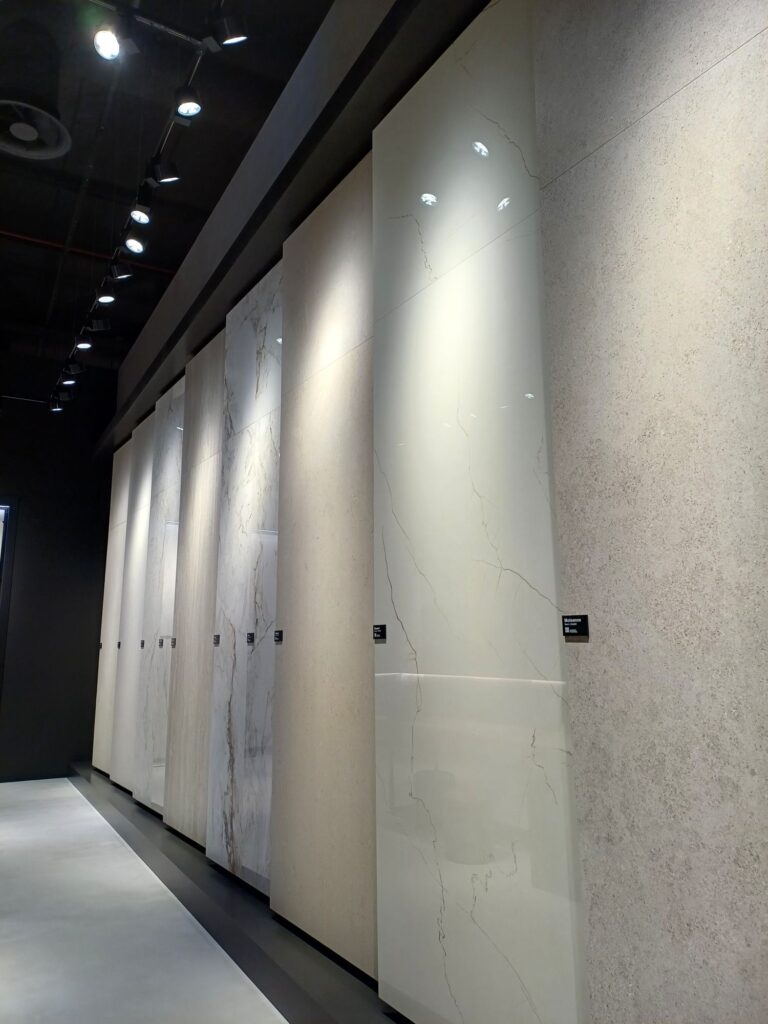 Exposición de piezas de gran formato en Pamesa Cerámica.